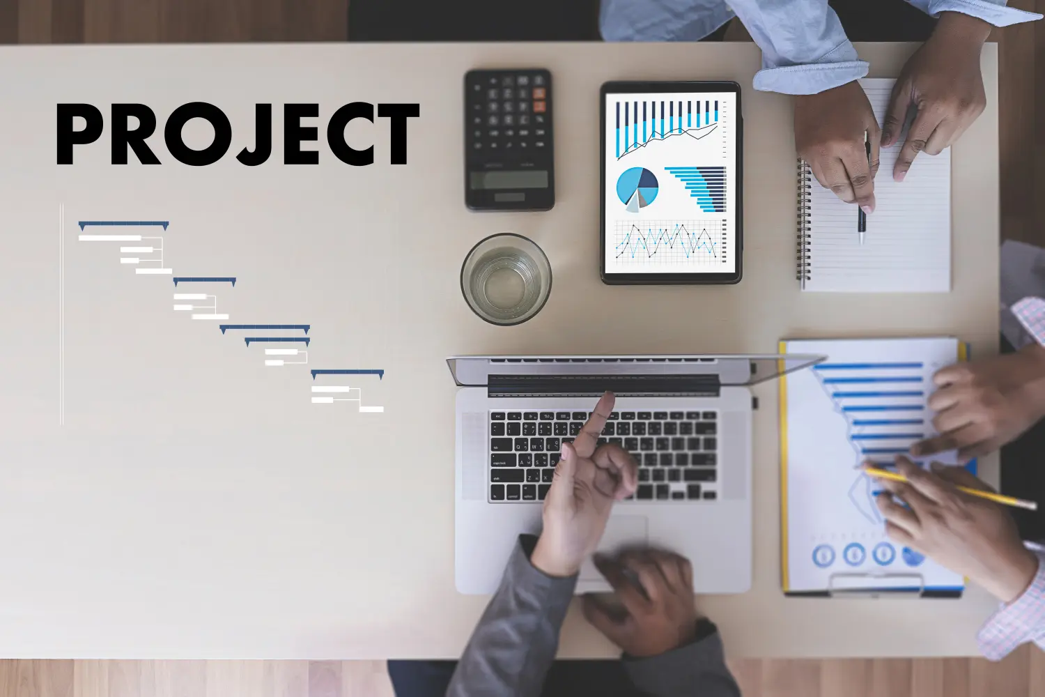 Business People Analysing PROJECT MANAGEMENT Aktualisierung des Gantt-Diagramms
