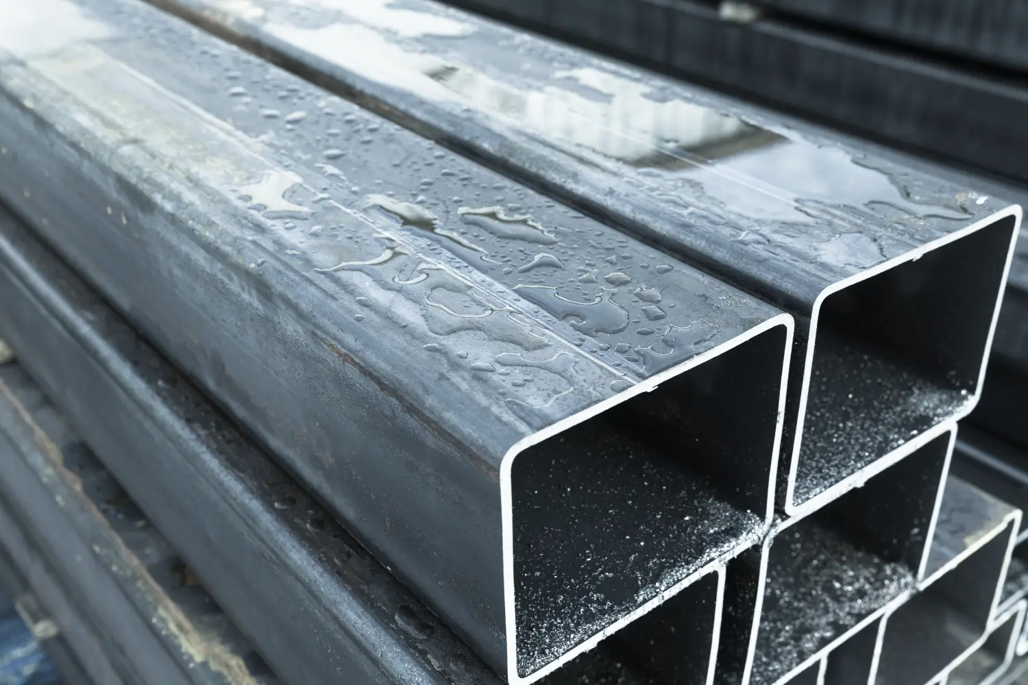 Stapel von gewalzten Metallprodukten, nasse Stahlrohre