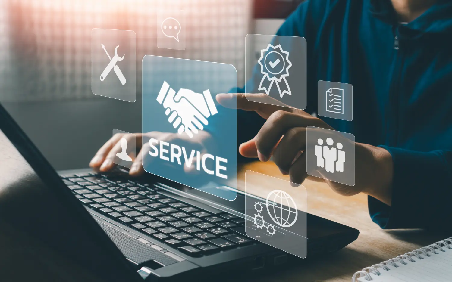 Technischer Support-Operator mit virtuellem Bildschirm-Symbol arbeiten auf Laptop-Computer. Helpdesk IT-Unterstützung Call-Center Online-Technologie. 